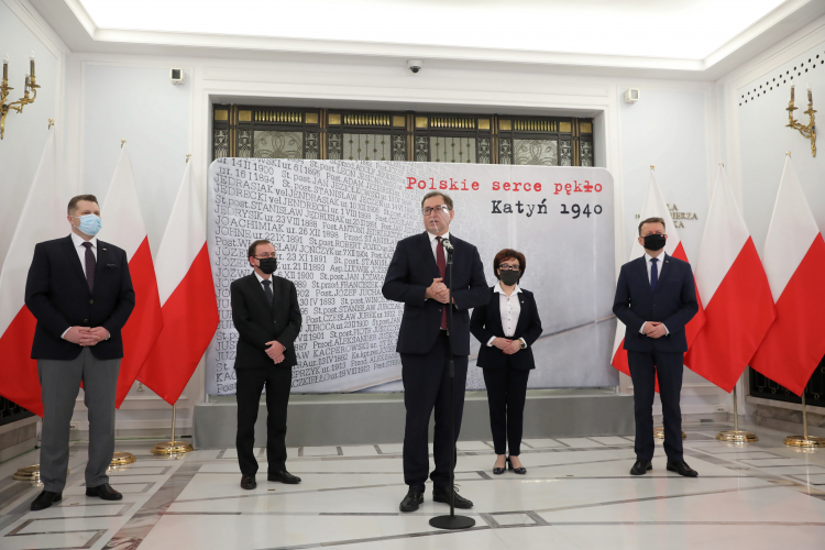 Marszałek Sejmu Elżbieta Witek (2P) oraz członkowie Komitetu Honorowego konkursu: minister obrony narodowej Mariusz Błaszczak (P), minister spraw wewnętrznych i administracji Mariusz Kamiński (2L), minister edukacji i nauki Przemysław Czarnek (L) i prezes IPN Jarosław Szarek (C) podczas ogłoszenia II edycji ogólnopolskiego konkursu „Polskie Serce Pękło. Katyń 1940”. Fot. PAP/L. Szymański