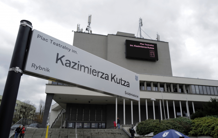 Rybnik, 23.01.2021. Uroczystość nadania Placowi Teatralnemu w Rybniku imienia Kazimierza Kutza. PAP/A. Grygiel