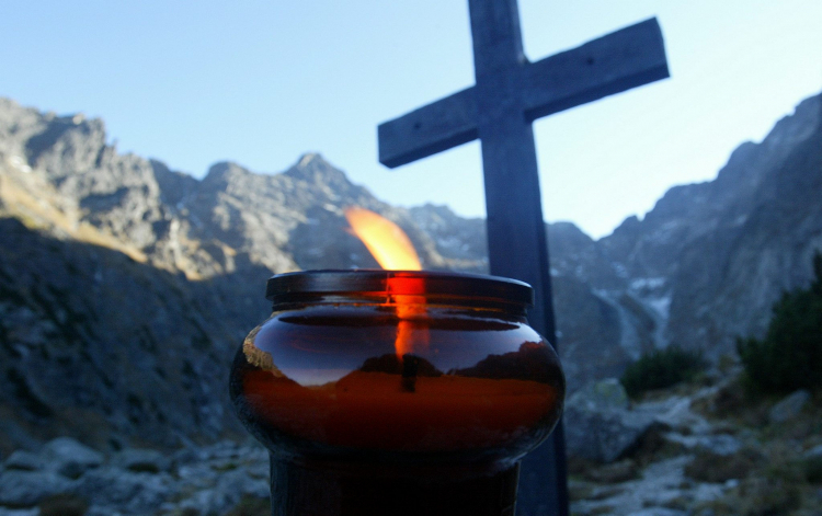 Zakopane, 2005-11-01. Znicz przy Czarnym Stawie pod Rysami, gdzie zginęli pod lawiną licealiści z Tychów. PAP/G. Momot