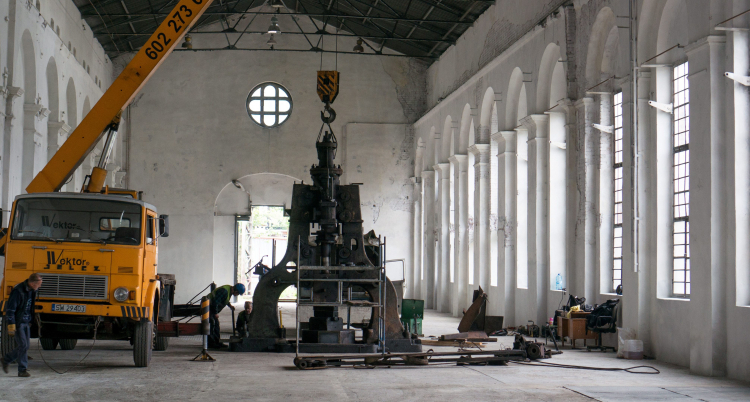 Chorzów, 02.06.2014 Montaż młota, 2 bm. XIX-wieczny młot parowy będzie pierwszym eksponatem powstającego w Chorzowie Muzeum Hutnictwa. Fot. A. Grygiel