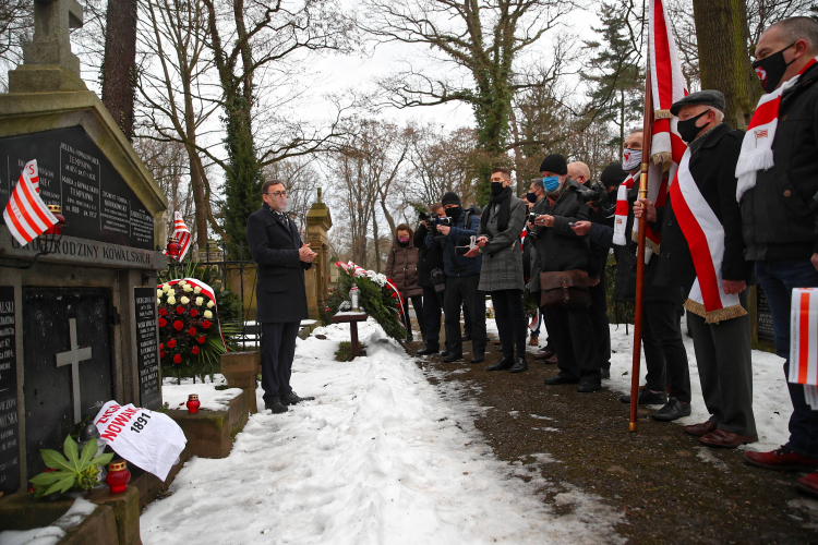 Kraków, 23.01.2021. Prezes IPN Jarosław Szarek (L) oraz delegacje krakowskiego oddziału Stowarzyszenia Dziennikarzy Polskich i środowiska kibiców Cracovii składają kwiaty na cmentarzu Rakowickim w Krakowie, 23. bm. w miejscu spoczynku Zygmunta Nowakowskiego (w grobie rodziny Kowalskich) w 130. rocznicę jego urodzin. Fot. Ł. Gągulski