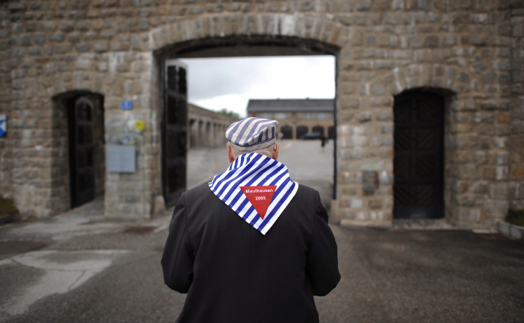 Ocalały więzień w byłym niemieckim obozie koncentracyjnym Mauthausen. Fot. PAP/J. Turczyk