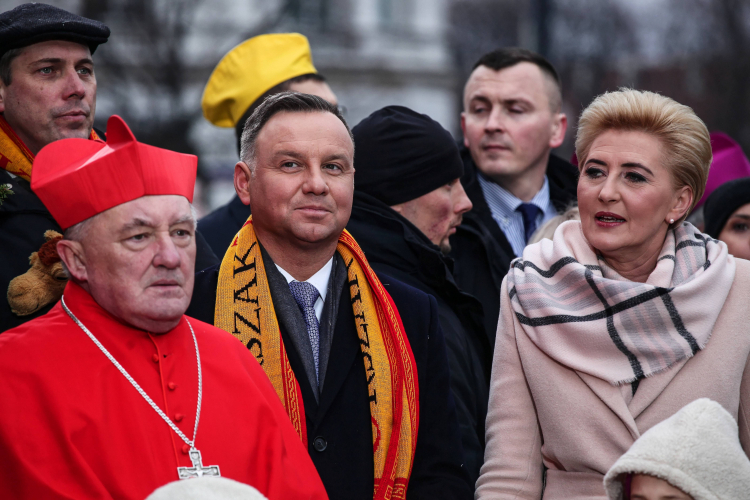 Warszawa, 06.01.2020. Prezydent RP Andrzej Duda (C) wraz z małżonką Agatą Kornhauser-Dudą (C-P) oraz metropolita warszawski kard. Kazimierz Nycz podczas obchodów Święta Objawienia Pańskiego. Fot. PAP/M.Marek