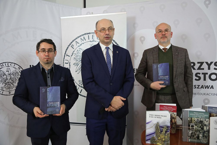 Zastępca prezesa IPN Mateusz Szpytma (C), dr Tomasz Domański (L) i prof. UG Grzegorz Berendt podczas konferencji prasowej IPN nt. prezentacji pierwszego numeru „Polish-Jewish Studies”. Fot. PAP/W. Olkuśnik