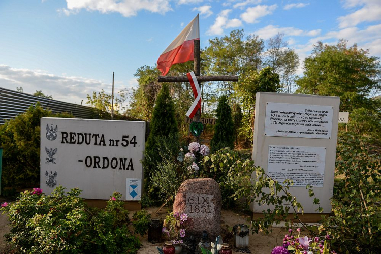 Teren Reduty nr 54 potocznie zwaną Redutą Ordona. Symboliczny pomnik – grób żołnierzy polskich i rosyjskich. Fot. PAP/M. Obara