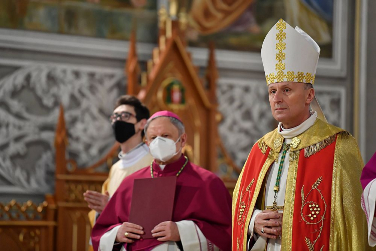 Biskup Marek Solarczyk (P), biskup senior diecezji radomskiej Henryk Tomasik (C) podczas kanonicznego objęcia diecezji radomskiej w katedrze Opieki NMP w Radomiu. Fot. PAP/P. Polak