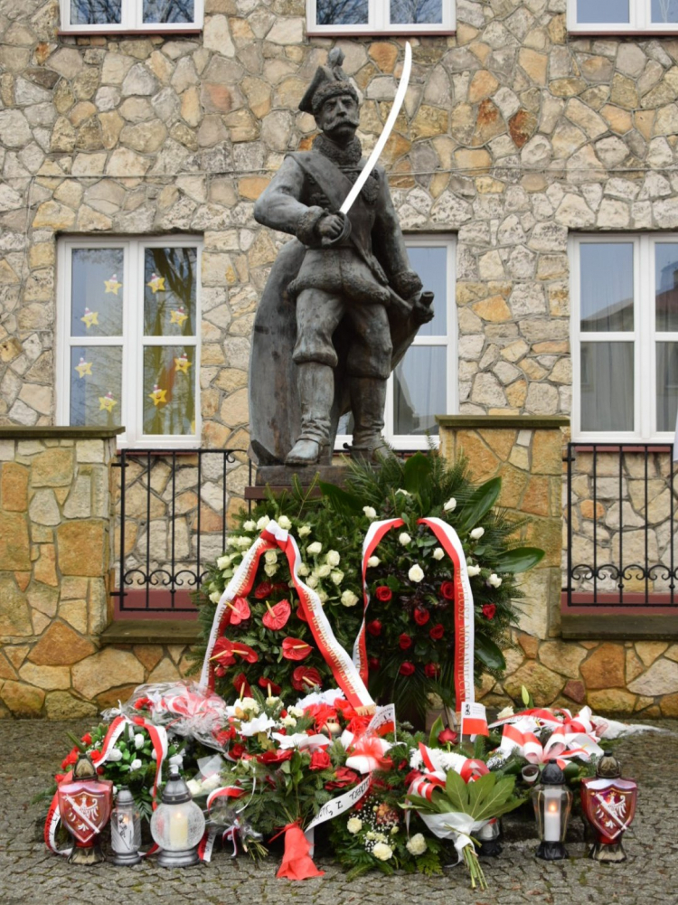 Szef UdSKiOR J.J. Kasprzyk złożył kwiaty przy pomniku gen. Mariana Langiewicza – jednego z dyktatorów powstania styczniowego. Źródło: twitter.com/Kombatanci 