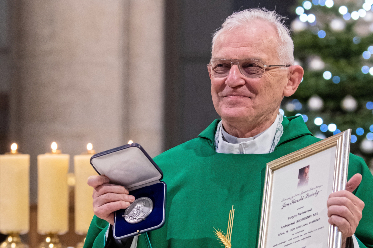 Łódź, 23.01.2021. Ks. Andrzej Szostek podczas uroczystości w łódzkiej archikatedrze uroczystości wręczenie medalu Misji Jana Karskiego.  PAP/G. Michałowski