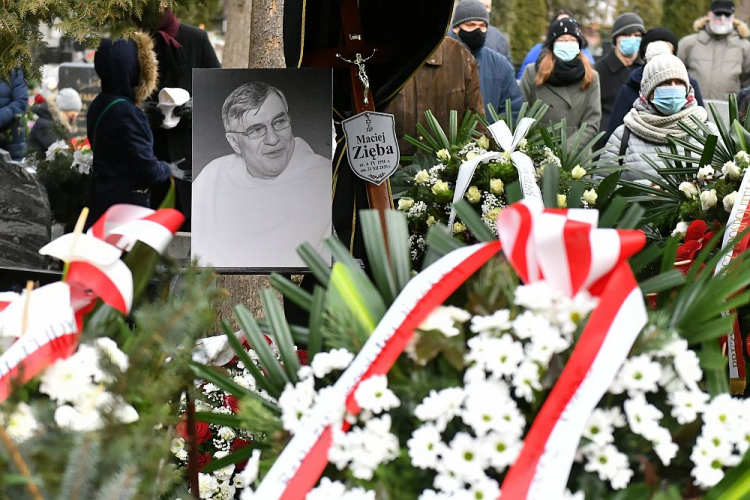 Uroczystości pogrzebowe dominikanina o. Macieja Zięby na cmentarzu św. Wawrzyńca we Wrocławiu. Fot. PAP/M. Kulczyński