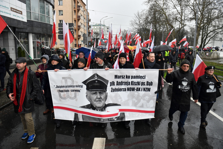 Szczecin, 01.03.2020. Ulicami Szczecina przeszedł 1 bm. Marsz Pamięci Żołnierzy Wyklętych. Uczestnicy uczcili w ten sposób bohaterów, którzy nie złożyli broni i w latach 1944-1963 walczyli z sowieckim i rodzimym, komunistycznym okupantem.  PAP/M. Bielecki