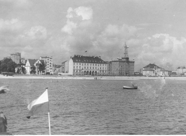 Panorama Gdyni od strony Zatoki Gdańskiej. Widoczny budynek „Żeglugi Polskiej”. 1933 r. Fot. NAC