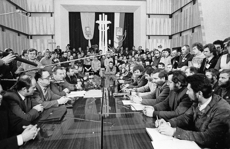 Podpisanie porozumienia komisji rządowej z rolnikami w siedzibie byłej WRZZ w Rzeszowie. 19.02.1981. Fot. PAP/CAF/A. Łokaj