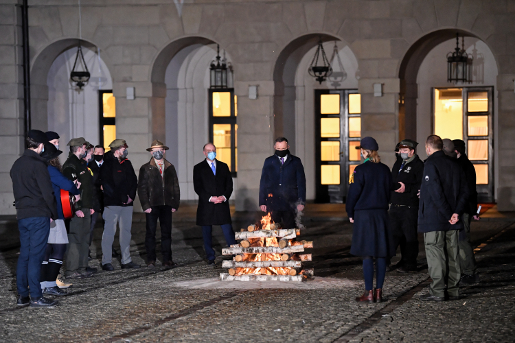 Prezydent Andrzej Duda (C) i Sekretarz Stanu w KPRP Wojciech Kolarski (C-L) podczas ogniska w ramach spotkania z harcerzami z okazji Dnia Myśli Braterskiej na dziedzińcu Pałacu Prezydenckiego w Warszawie. Fot. PAP/R. Pietruszka