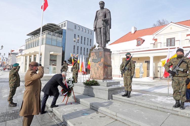 Białystok, 19.02.2021. Wojewoda podlaski Bohdan Paszkowski składa kwiaty przed pomnikiem marszałka Józefa Piłsudskiego na Rynku Kościuszki w Białymstoku, 19 bm. Trwają uroczystości 102. rocznicy wyzwolenia Białegostoku z rąk zaborców.  PAP/A. Reszko