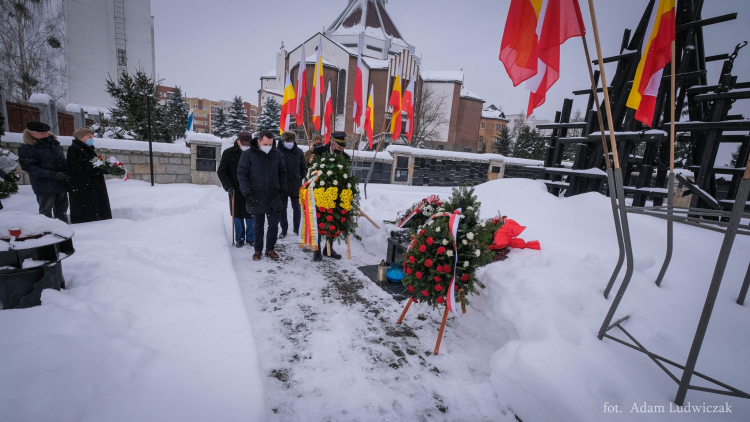 Złożeniem kwiatów pod Pomnikiem Grobem Nieznanego Sybiraka uczczono w środę w Białymstoku 81. rocznicę pierwszej masowej wywózki Polaków na Sybir przez Sowietów. Źródło: Muzeum Pamięci Sybiru