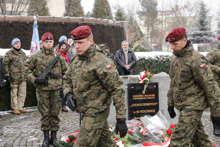  Dębowiec (woj. śląskie), 15.02.2018. Uroczystości przy głazie pamiątkowym upamiętniającym pierwszy zrzut Cichociemnych Dębowcu na Śląsku Cieszyńskim. Fot. PAP/D. Gajda