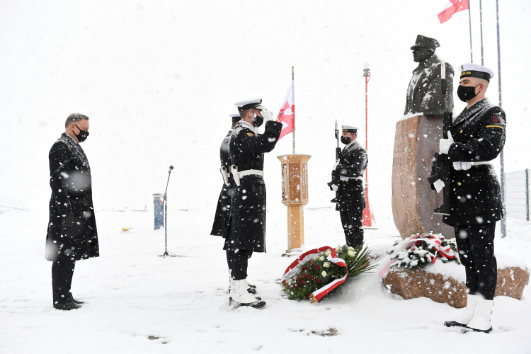 Puck, 10.02.2021. Prezydent RP Andrzej Duda (L) podczas składania wieńca przed pomnikiem gen. Hallera w porcie rybackim w Pucku. PAP/A. Warżawa