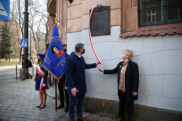 Dyrektor zespołu szkół Anna Gawinek-Pisarczyk (P) oraz dyrektor oddziału IPN w Krakowie Filip Musiał (C) podczas uroczystości odsłonięcia tablicy na budynku Zespołu Szkół Ekonomicznych nr 1 w Krakowie. Fot. PAP/Ł. Gągulski