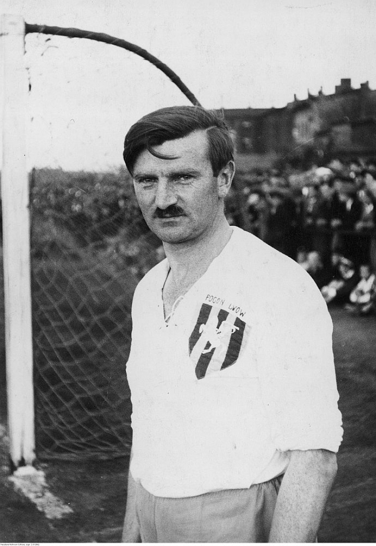 Wacław Kuchar, piłkarz klubu Pogoń Lwów. 1930–1938. Fot. NAC