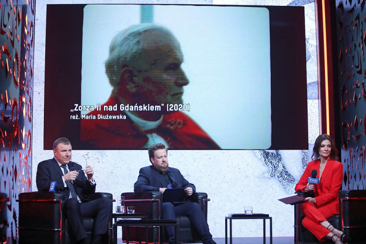 Prezes Telewizji Polskiej Jacek Kurski (L), członek zarządu TVP Mateusz Matyszkowicz (C) oraz prowadząca spotkanie dziennikarka Agata Konarska (P) podczas briefingu prasowego TVP dot. I Festiwalu Kultury Narodowej „Pamięć i Tożsamość”. Fot. PAP/L. Szymański