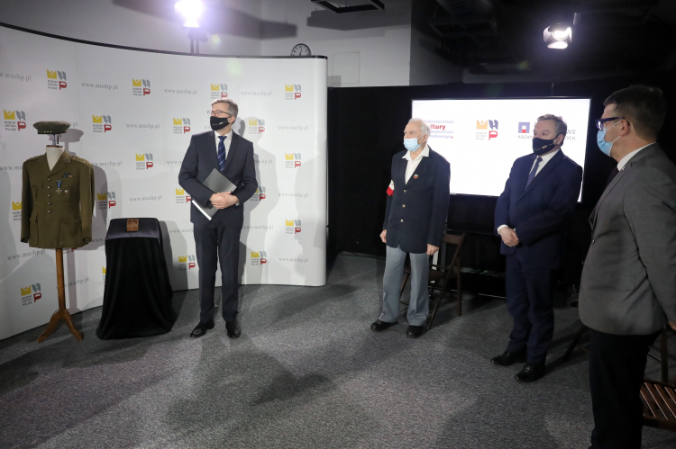 Wicepremier, minister kultury, dziedzictwa narodowego i sportu Piotr Gliński (2P), dyrektor Muzeum Historii Polski Robert Kostro (L), dyrektor Archiwum Akt Nowych Mariusz Olczak (P) oraz strzelec w batalionie AK „Zośka” Jakub Nowakowski ps. Tomek (2L) podczas uroczystości przekazania pamiątek po kapitanie Ryszardzie Białousie ps. Jerzy, dowódcy legendarnego batalionu AK „Zośka” w tymczasowej siedzibie Muzeum Historii Polski. Fot. PAP/T. Gzell