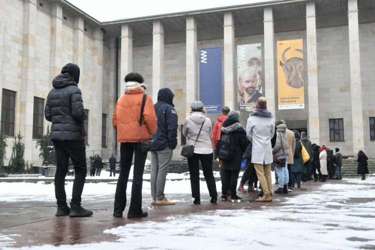 Warszawa, 02.02.2021. Kolejka przed Muzeum Narodowym w Warszawie. Fot. PAP/R. Pietruszka