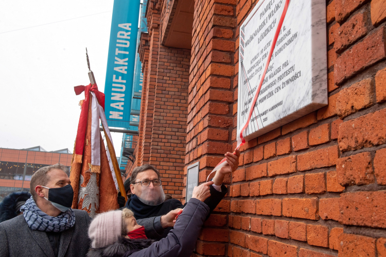 Włókniarka Maria Filipowicz (C), dyrektor Manufaktury Sławomir Murawski (L) i prezes IPN Jarosław Szarek (P), 15 bm. pod budynkiem dawnej wykańczalni w centrum Manufaktura w Łodzi, podczas uroczystego odsłonięciu tablicy upamiętniającej strajk łódzkich włókniarek. Fot. PAP/G. Michałowski