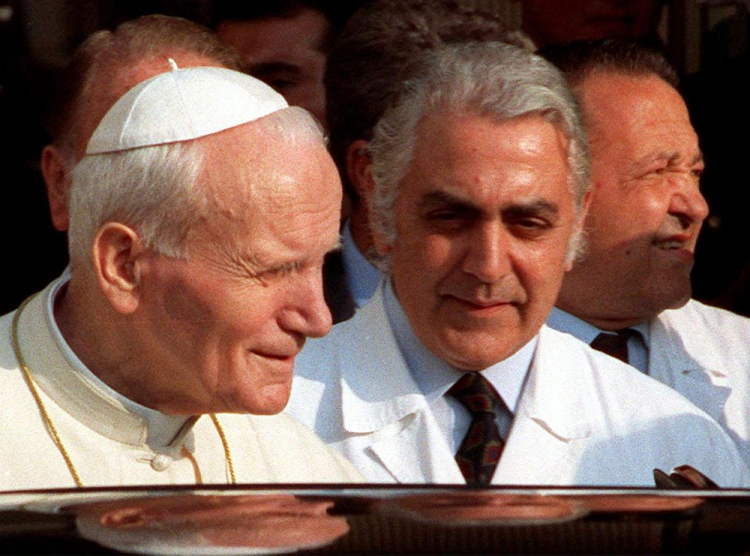 Papież Jan Paweł II po wyjściu ze szpitala Gemelli. 1992 r. Fot. PAP/EPA