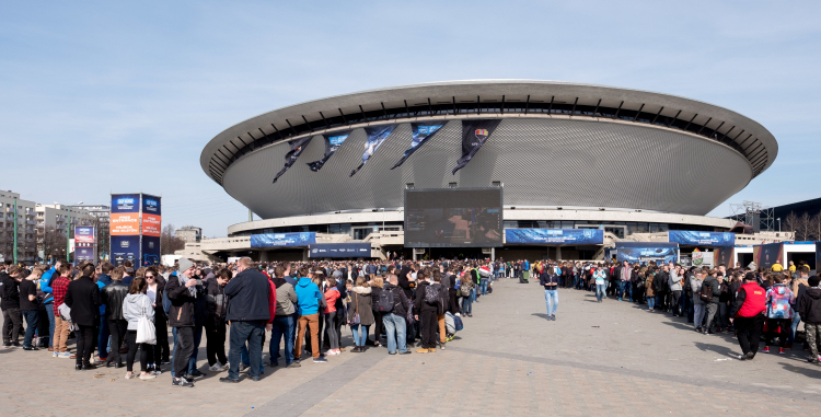 Katowice, 04.03.2017. Kolejki przed katowickim Spodkiem, gdzie odbywają się ostatnie rozgrywki finałowe 11. sezonu mistrzostw świata w grach komputerowych Intel Extreme Masters. Fot. A. Grygiel