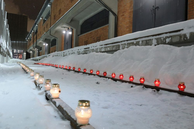 Białystok, 09.02.2021. Uroczystość „Światło Pamięci” przed Muzeum Pamięci Sybiru w Białymstoku. Uroczystość upamiętnia 81. rocznicę pierwszych deportacji na Wschód. W nocy z 9 na 10 stycznia 1940 r. rozpoczęła się pierwsza z czterech masowych wywózek obywateli polskich na Syberię. Fot. PAP/A. Reszko