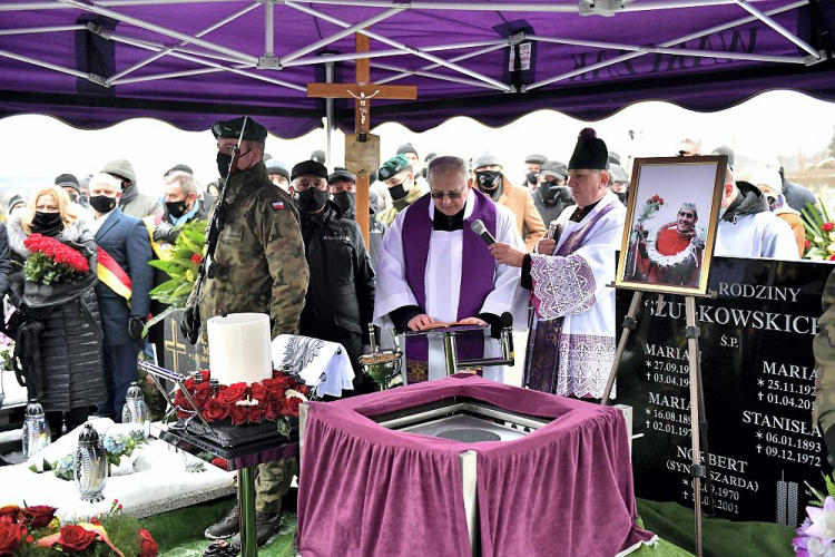 Uroczystości pogrzebowe Ryszarda Szurkowskiego na cmentarzu w Wierzchowicach. Fot. PAP/M. Kulczyński
