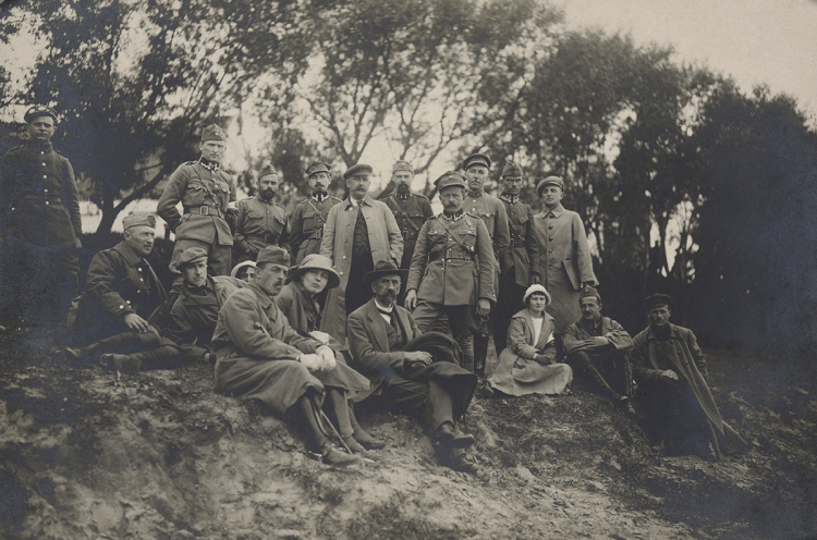 1922 r. Członkowie polskiej delegacji Mieszanej Komisji Granicznej podczas pracy w terenie. Trzeci od lewej leży Leon Wasilewski, przewodniczący polskiej delegacji. MKG powołano na mocy ustaleń Traktatu ryskiego. Źródło: Biblioteka Narodowa