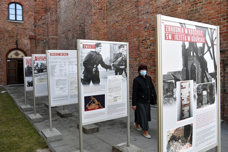 Wystawa „+Domy płoną, kobiety krzyczą, zabawili się do woli+. Armia Czerwona w województwie gdańskim w 1945 roku” przed kościołem pw. św. Józefa w Gdańsku. Fot. PAP/A. Warżawa