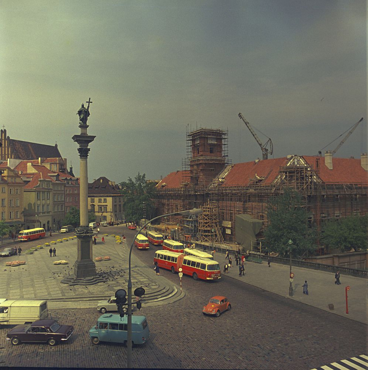 Plac Zamkowy, na pierwszym planie Kolumna Zygmunta, z prawej odbudowywany Zamek Królewski. Warszawa, 06.07.1974. PAP/W. Ochnio