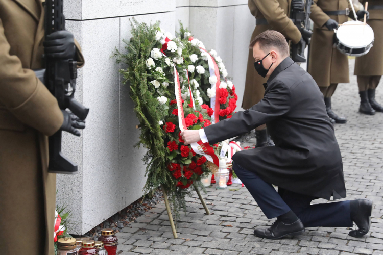 Warszawa, 01.03.2021. Obchody Narodowego Dnia Pamięci Żołnierzy Wyklętych. Minister obrony narodowej Mariusz Błaszczak (C) podczas uroczystości oddania hołdu ofiarom terroru komunistycznego pochowanym w zbiorowych mogiłach w kwaterze "Ł" Cmentarza Wojskowego na warszawskich Powązkach. PAP/T. Gzell