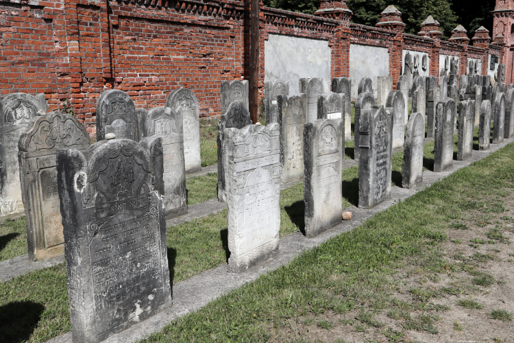 Łódź, 28.08.2020. Uroczystości upamiętniające 76. rocznicę likwidacji Litzmannstadt Getto (łódzkiego getta) pod pomnikiem pamięci łódzkich Żydów na cmentarzu żydowskim w Łodzi. PAP/R. Zawistowski