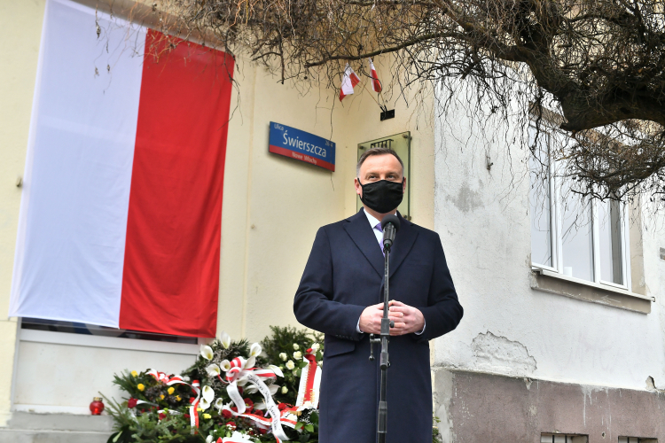 Warszawa, 01.03.2021. Obchody Narodowego Dnia Pamięci Żołnierzy Wyklętych. Prezydent RP Andrzej Duda podczas uroczystości złożenia wieńców przed tablicą upamiętniającą ofiary komunistycznego terroru w miejscu pamięci „Willa Jasny Dom” w Warszawie. PAP/A. Lange