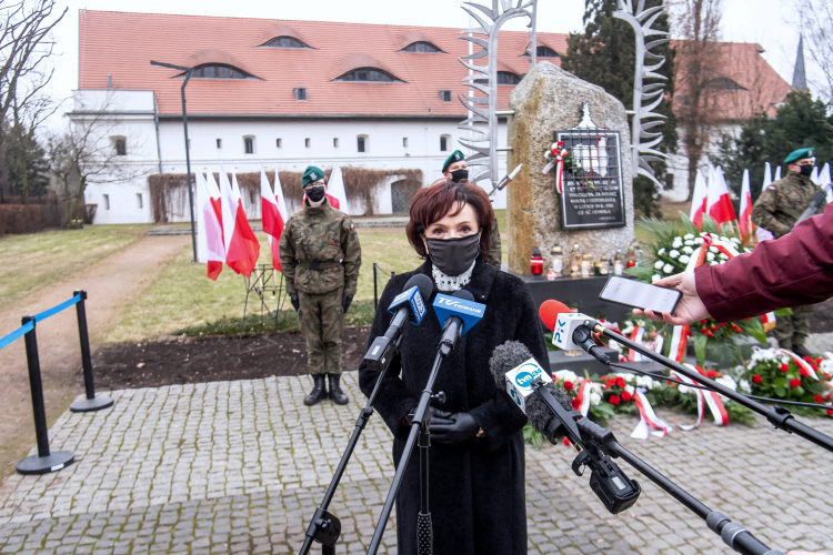 Marszałek Sejmu RP Elżbieta Witek podczas uroczystości złożenia kwiatów pod Pomnikiem Żołnierzy Wyklętych w Toruniu. Fot. PAP/T. Żmijewski