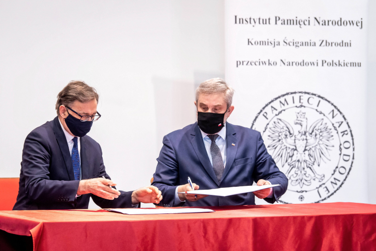 ydgoszcz, 16.03.2021. Prezes IPN Jarosław Szarek (L) oraz przewodniczący Rady ds. Rolnictwa i Obszarów Wiejskich przy Prezydencie RP, wiceprzewodniczący Rady Programowej NIKiDW Jan Krzysztof Ardanowski (P) podczas uroczystości podpisania porozumienie o współpracy IPN z Narodowym Instytutem Kultury i Dziedzictwa Wsi. PAP/T. Żmijewski