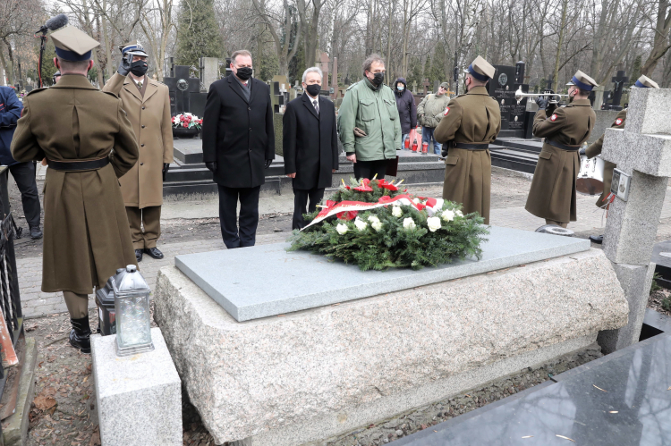 Warszawa, 11.03.2021. Szef Urzędu do Spraw Kombatantów i Osób Represjonowanych Jan Józef Kasprzyk (C-L) podczas uroczystości złożenia kwiatów na grobie marszałka Edwarda Śmigłego-Rydza na Cmentarzu Powązkowskim w Warszawie. Fot. PAP/T. Gzell