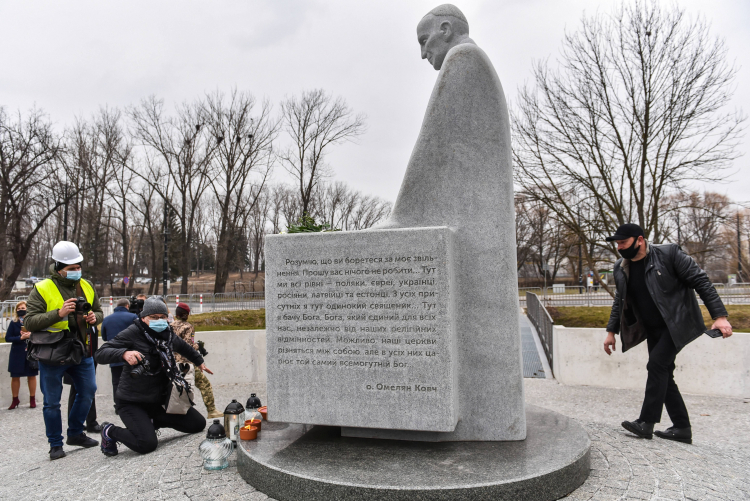 Lublin, 25.03.2021. Uroczystość odsłonięcia pomnika bł. Emiliana Kowcza na skwerze przy skrzyżowaniu Drogi Męczenników Majdanka z ulicą Cmentarną w Lublinie. Fot. PAP/W. Jargiło