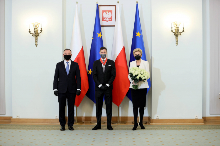 Warszawa, 22.03.2021. Od lewej: prezydent Andrzej Duda, Robert Lewandowski i Pierwsza Dama Agata Kornhauser-Duda. Fot. PAP/L. Szymański