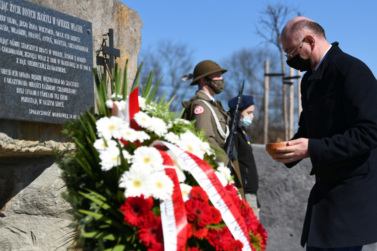 Zastępca prezesa IPN Mateusz Szpytma (P) przed pomnikiem upamiętniającym rodzinę Ulmów w Sadzie Pamięci przy Muzeum Polaków Ratujących Żydów podczas II wojny światowej im. Rodziny Ulmów w Markowej. Fot. PAP/D. Demanowicz