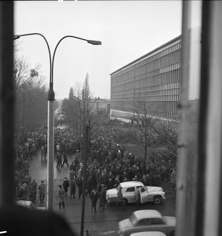 Łódź 14.03.1968. Na znak protestu przeciwko represjom wobec kolegów z Uniwersytetu Warszawskiego studenci Uniwersytetu Łódzkiego zorganizowali manifestację przed biblioteką uniwersytecką, u zbiegu ulic Narutowicza i Matejki. Fot. PAP/W. Rozmysłowicz