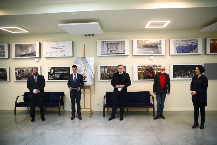 Dyrektor Filharmonii Krakowskiej Mateusz Prendota (L), rektor Akademii Muzycznej Wojciech Widłak (2L), kulturoznawca, animator kultury Andrzej Giza (3P) i dyrektor Capelli Cracoviensis Jan Tomasz Adamus (2P) podczas briefingu prasowego dot. projektu "Muzyczne mosty. Miasto, region, Polska, świat". Fot. PAP/Ł. Gągulski