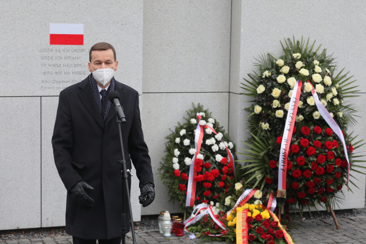 Warszawa, 01.03.2021. Obchody Narodowego Dnia Pamięci Żołnierzy Wyklętych. Premier Mateusz Morawiecki przemawia podczas uroczystości złożenia kwiatów przy Panteonie – Mauzoleum Wyklętych-Niezłomnych na warszawskich Powązkach. PAP/P. Supernak