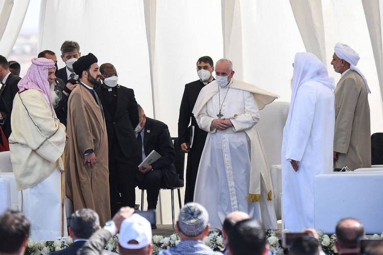 Papież Franciszek podczas spotkania międzyreligijnego w irackim Ur. Fot. PAP/EPA