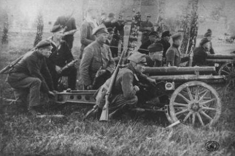 Grupa powstańców na stanowiskach bojowych. 1921 r. Fot. CAW