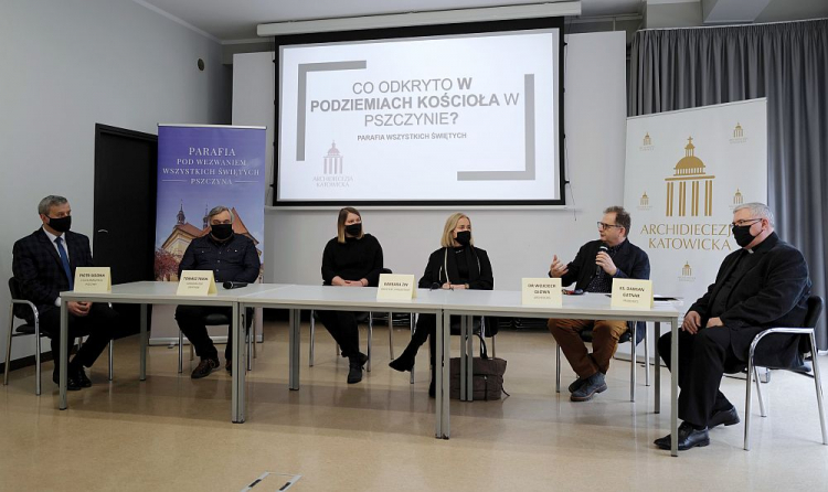 Archeolog dr Wojciech Głowa (2P), architekt, pomysłodawca projektu krypty dr Barbara Zin (3P), konserwator zabytków Tomasz Trzos (2L), zastępca burmistrza Pszczyny Piotr Sidzina (L) i proboszcz parafii Wszystkich Świętych i Matki Bożej Różańcowej w Pszczynie ks. Damian Gatnar (P) podczas konferencji prasowej nt. odkryć dokonanych w podziemiach kościoła w Pszczynie. Fot. PAP/A. Grygiel