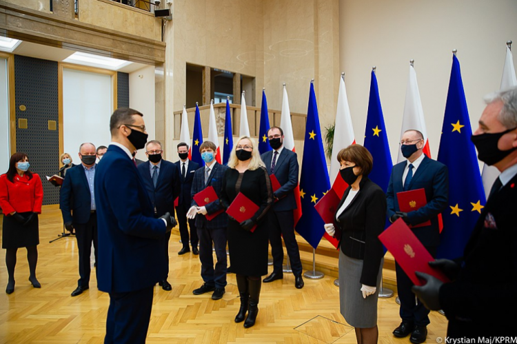 Premier Mateusz Morawiecki wręczył akty powołań członkom rady naukowej Instytutu De Republica, a także Odznaki Honorowe za Zasługi dla Legislacji. Źródło: KPRM